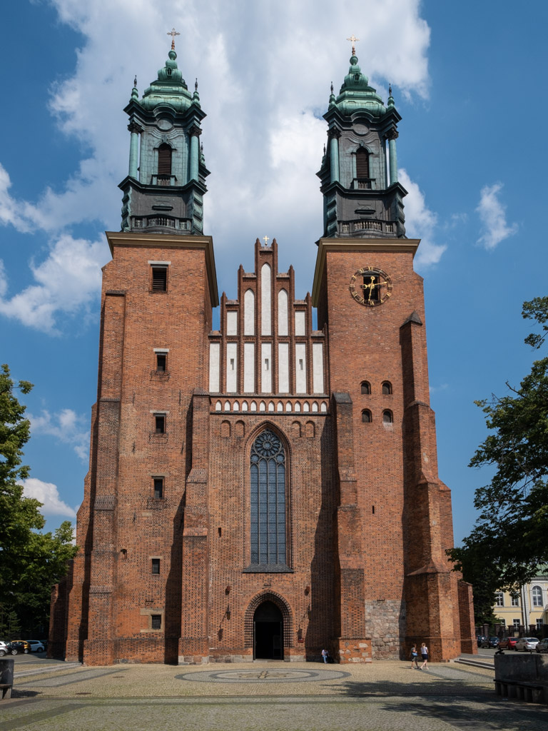 Katedra Poznańska od frontu. Kościół ten to cenny zabytek i atrakcja Poznania. 