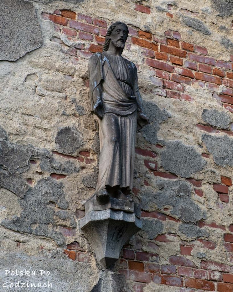 Zabytki w Lądku-Zdroju. Figura świetego w ruinach kościoła ewangelickiego Lądku-Zdroju.