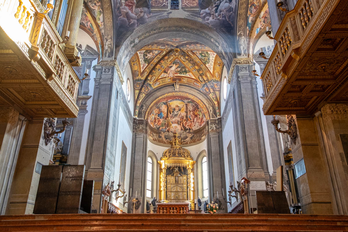 Bogato zdobione sklepienie katedry w Parmie.