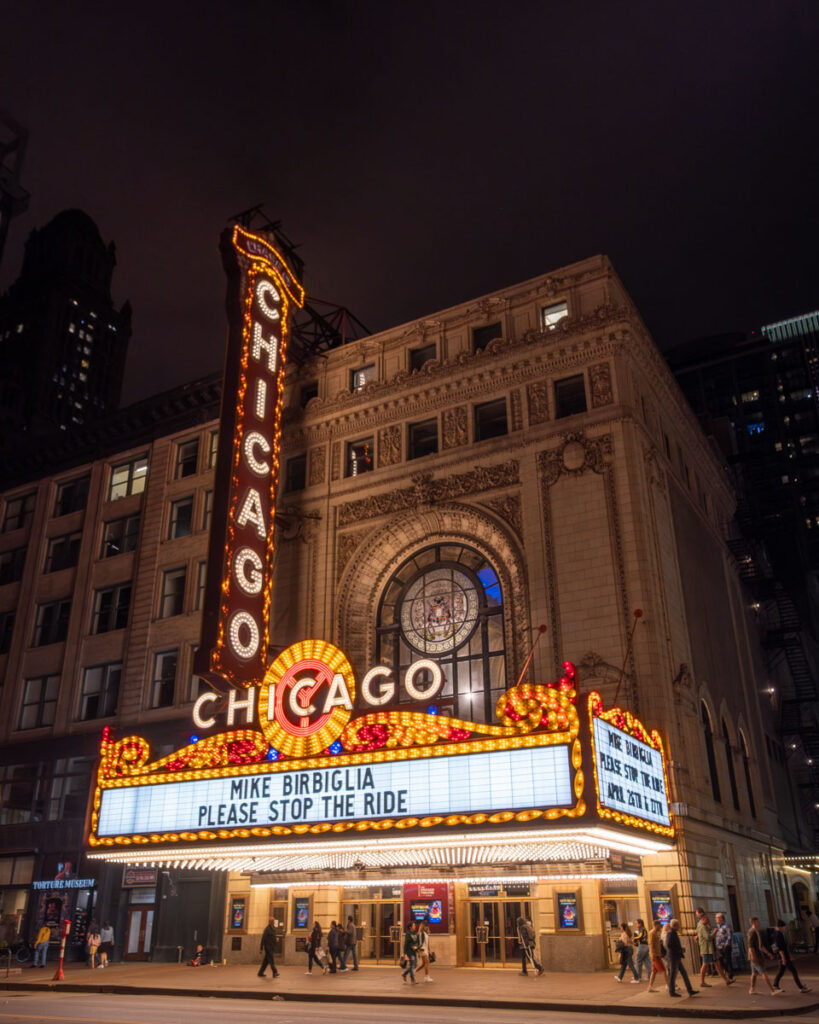 Chicago Theater nocą.
