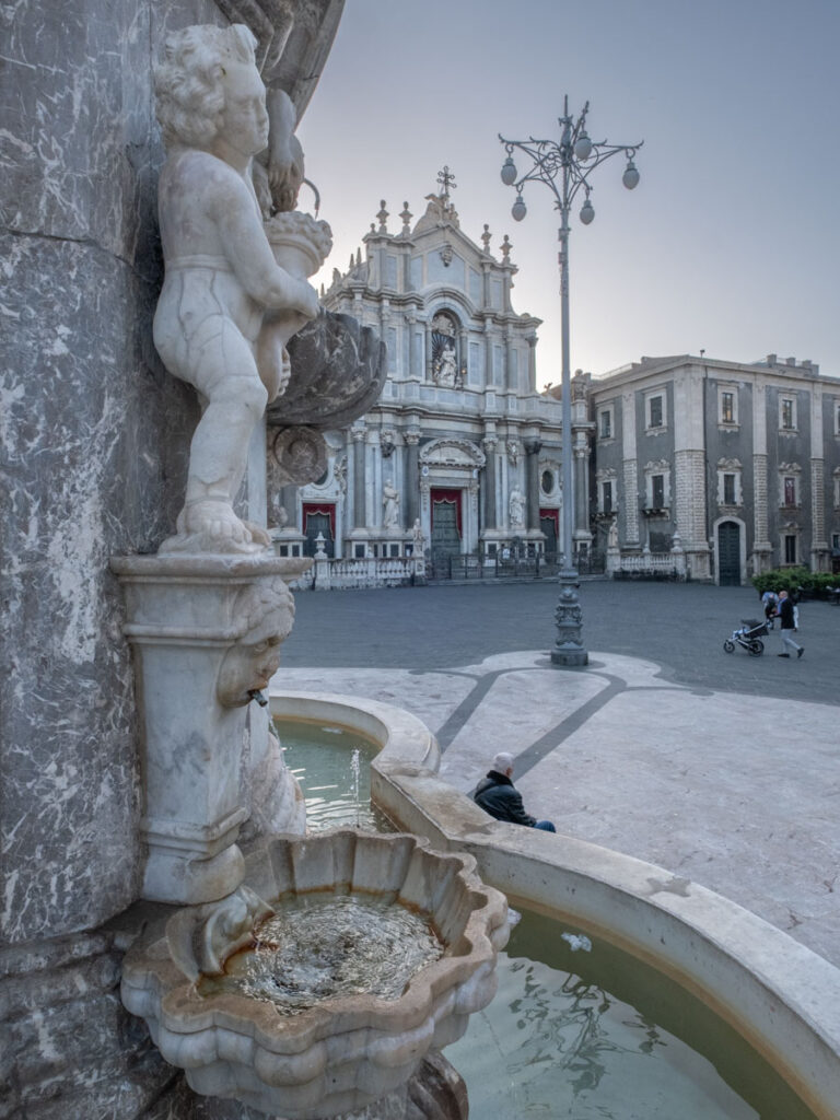 Zdobienia na Fontanna dell'Elefante w Katatnii.