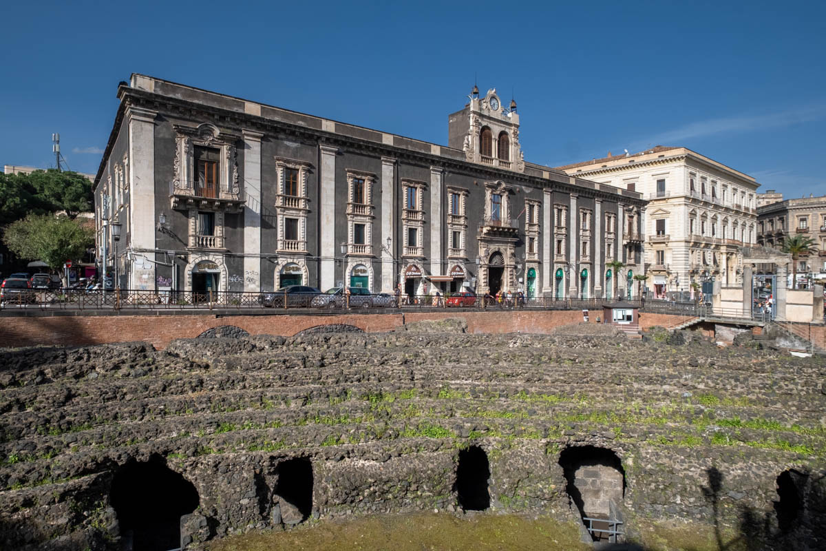 Ruiny amfiteatru rzymskiego w Katatnii.