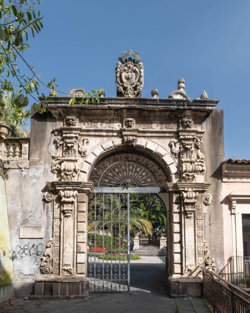 Bogato zdobiona brama do Villa Cerami w Katanii.