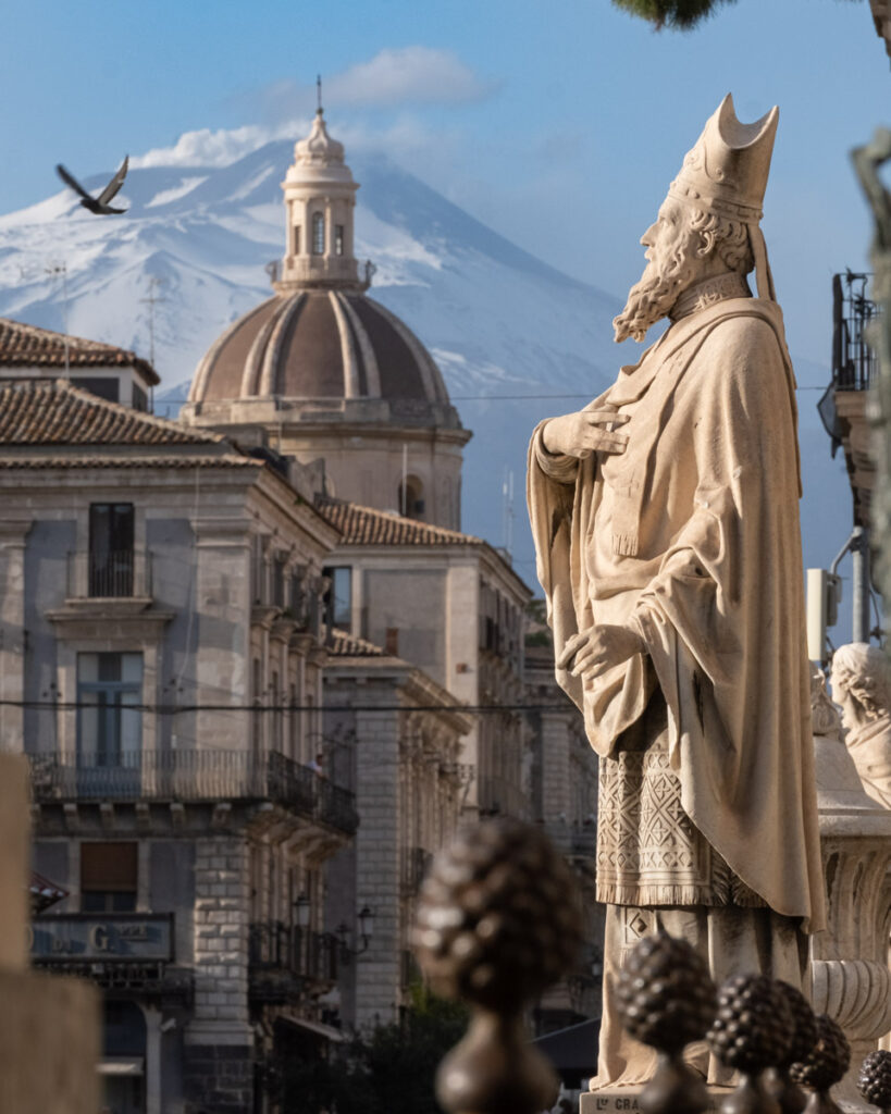 Widok na Etnę od strony katedry w Katatnii.