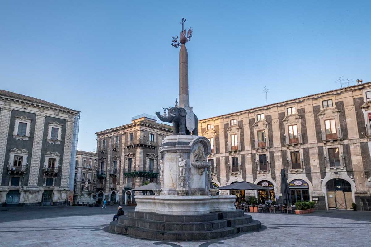 Fontanna dell'Elefante na Placu Katedralnym to jedna z atrakcji turystycznych Katatnii.