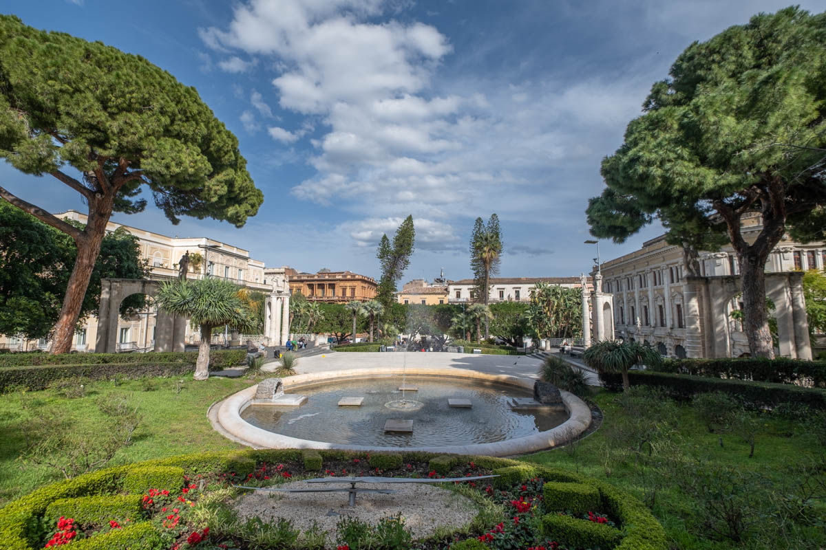 Park miejski z zielenią i fontanną w  Giardino Bellini w Katatnii.