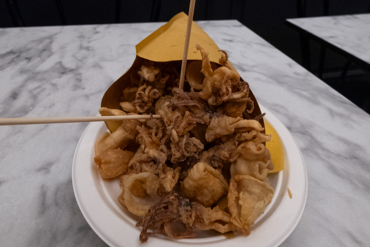 Street food w Katanii. Smażone owoce morza - rybki, krewetki i kałamarnice w papierowym rożku.