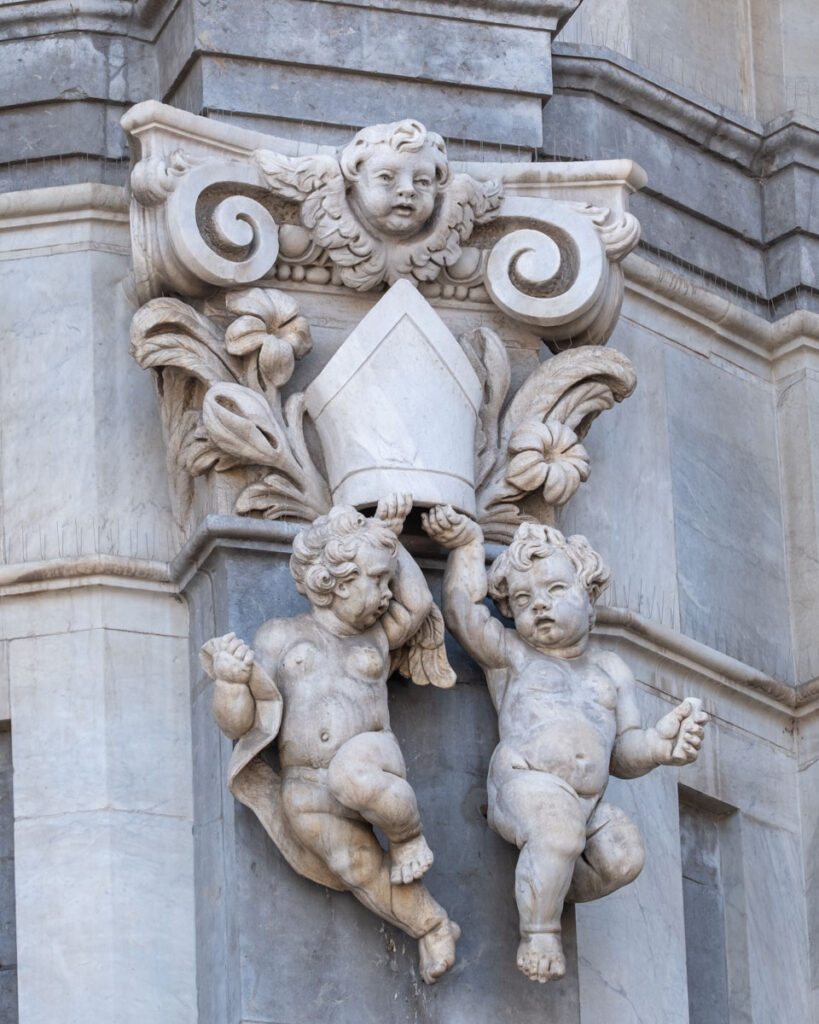 Zdobienia na fasadzie katedry w Katatnii.