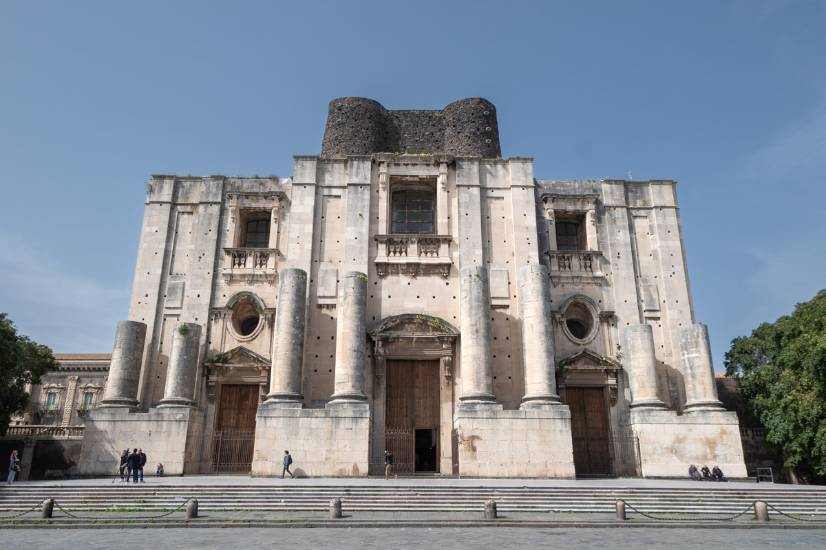 Co warto zobaczyć w Katatnii - Kościół św. Mikołaja na Piasku.