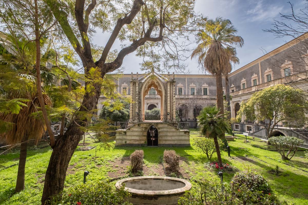 Wirydarz, czyli dziedziniec klasztorny,  w opactwie benedyktyńskim w Katanii.