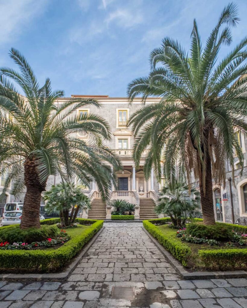 Dziedziniec Palazzo San Giuliano w Katatnii.