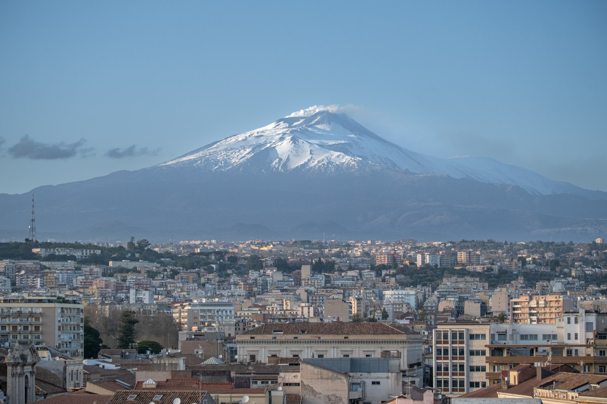 Widok na Etnę z kościoła św. Agaty w Katanii.