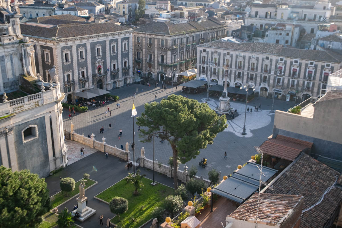 Plac Katedralny w Katatnii widziany z Chiesa della Badia di Sant'Agata.