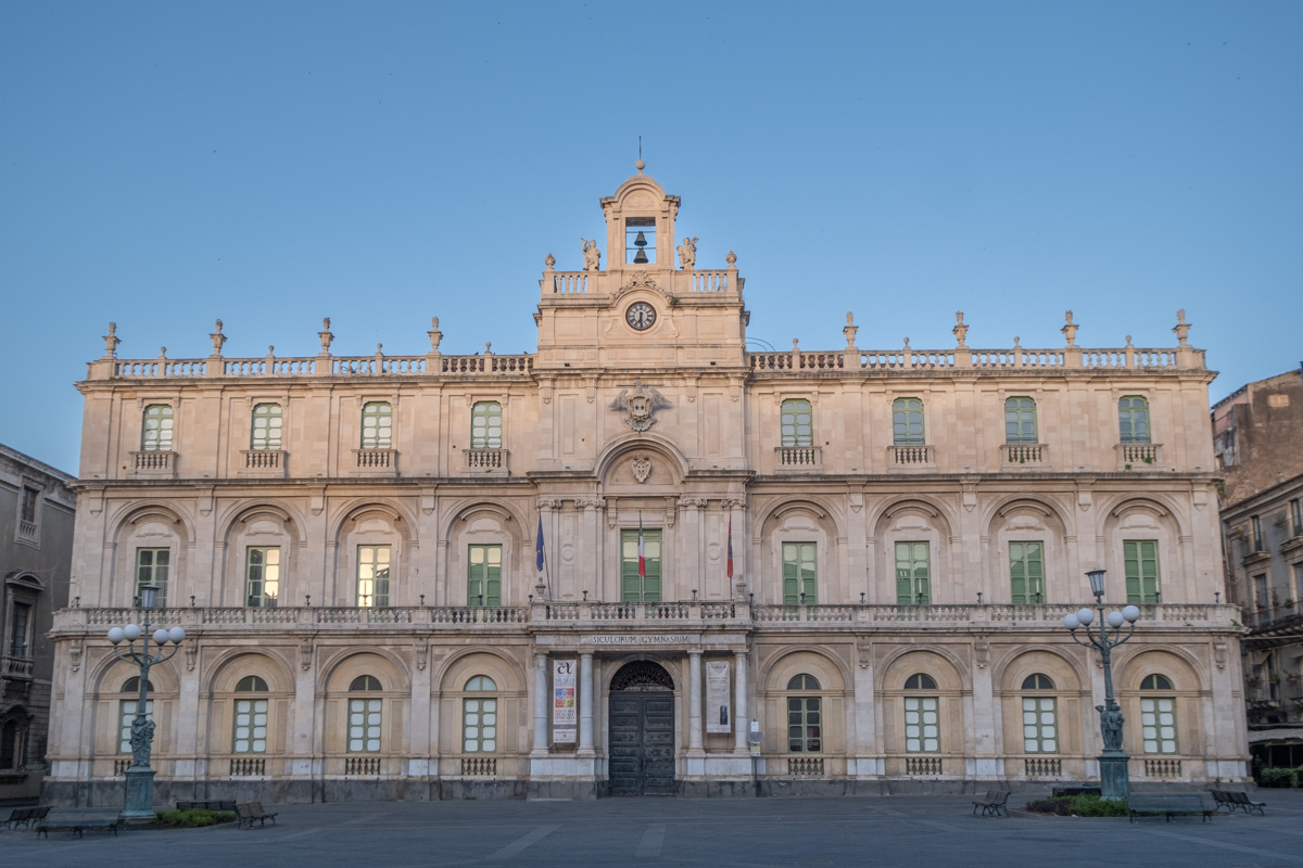 Pałac Uniwersytecki w Katatnii wybudowany po wielkim trzęsieniu ziemi. Siedziba rektora.