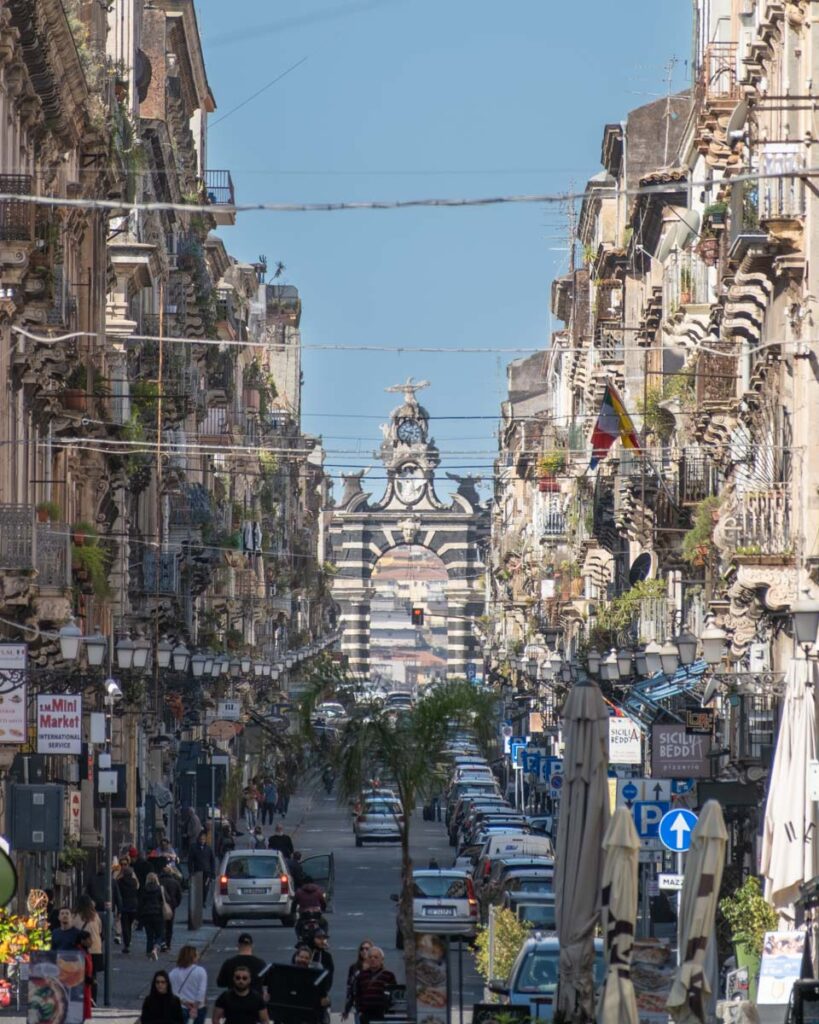 Widok na Via Giuseppe Garibaldi i Porta Garibaldi.