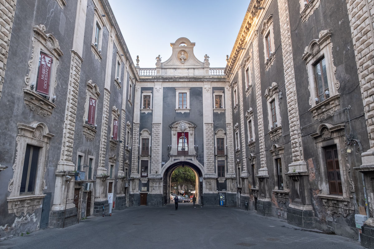 Porta Uzeda przy Placu Katedralnym w Katanii.