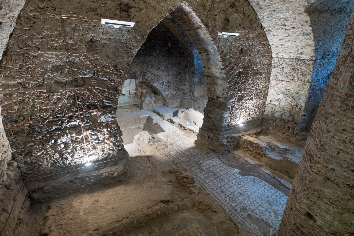 Zabytkowa rzymska posadzka pod klasztorem.