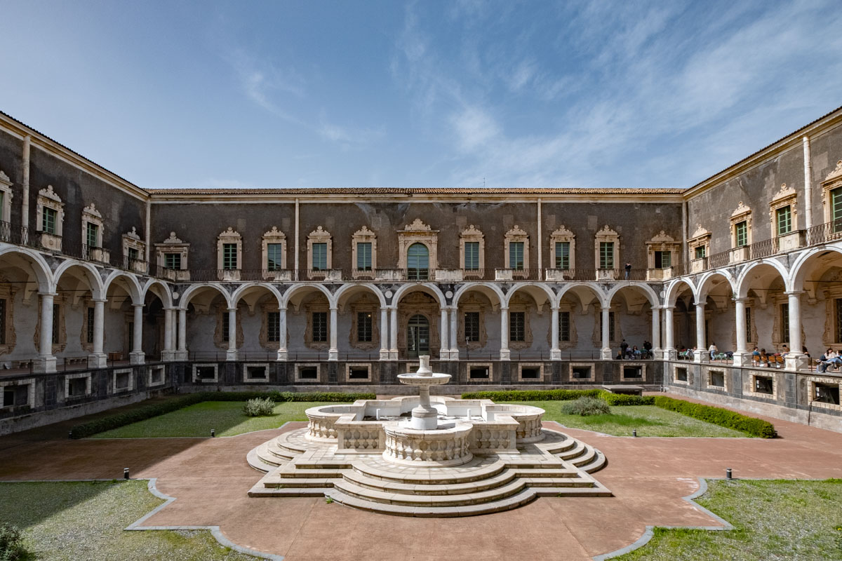 Drugi dziedziniec klasztorny opactwa benedyktyńskiego w Katanii.