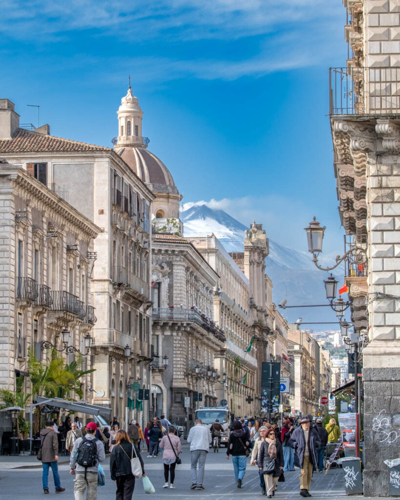 Widok na Etnę z via Etna w Katanii.