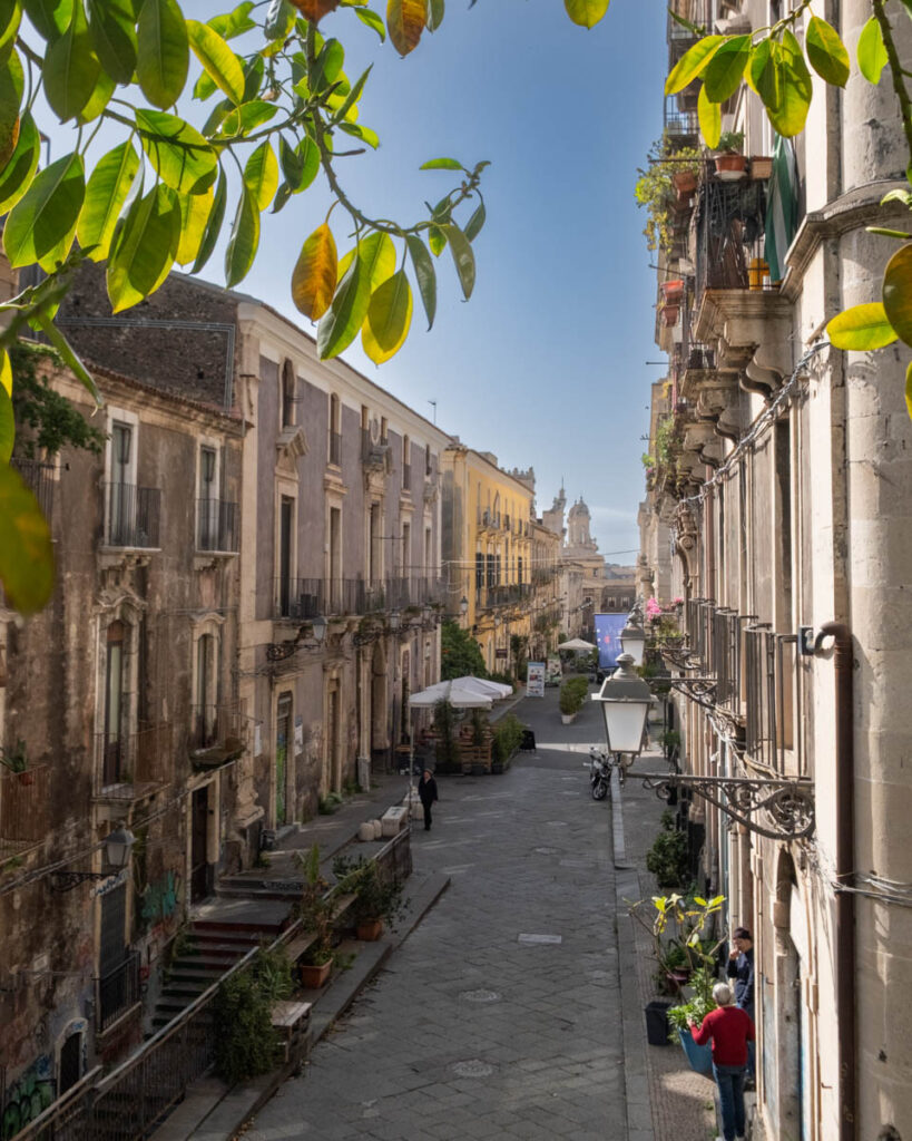 Widok na Via Crociferi z Villa Cerami.