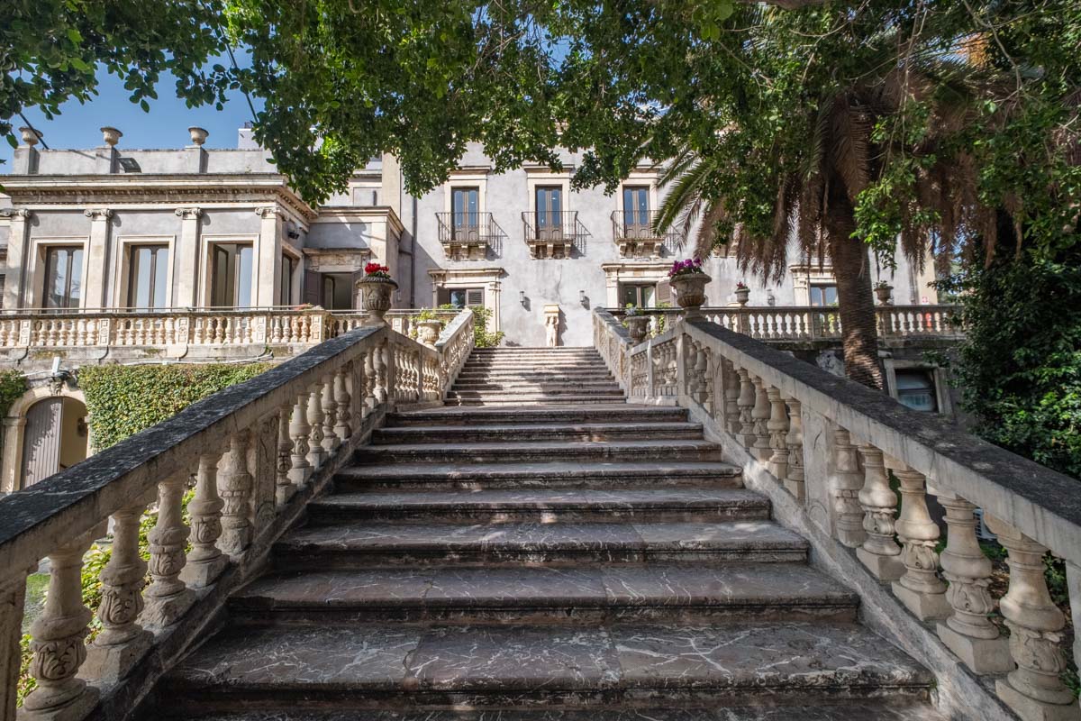 Zdobione schody w Villa Cerami w Katanii.