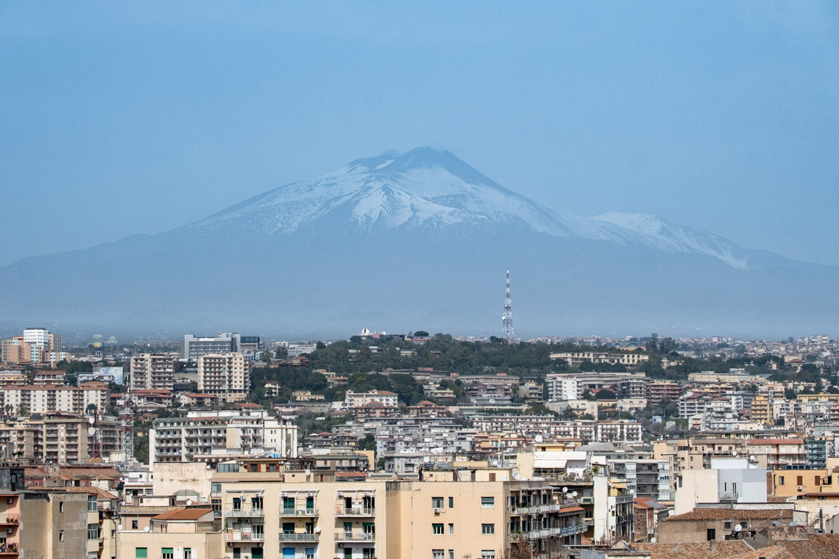Widok na Etnę z dachu Kościóła św. Mikołaja na Piasku w Katatnii.