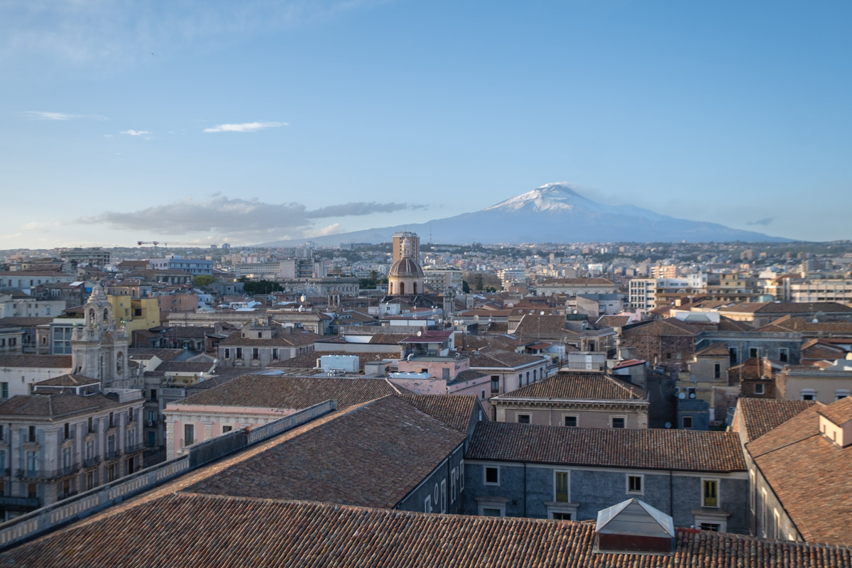 Panorama Katanii i Etny z tarasu widokowego w Chiesa della Badia di Sant'Agata.