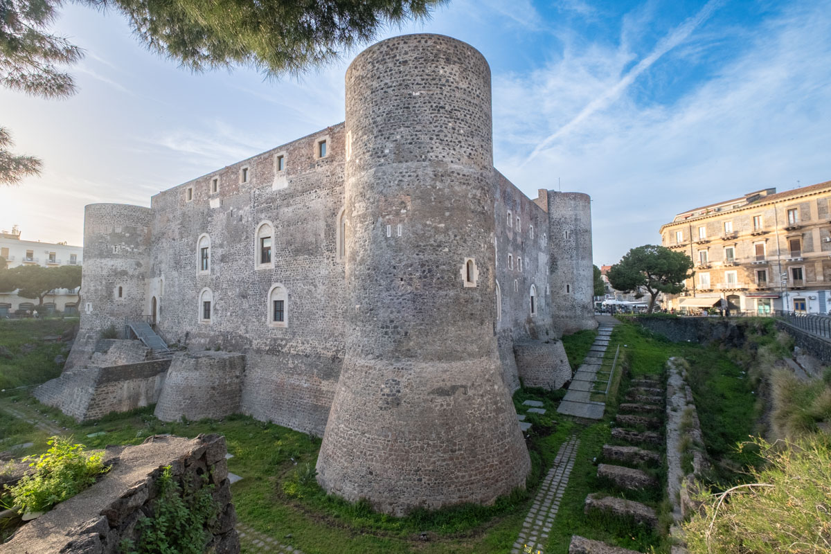 Warty zobaczenia Kamienny Zamek Ursino w Katanii.