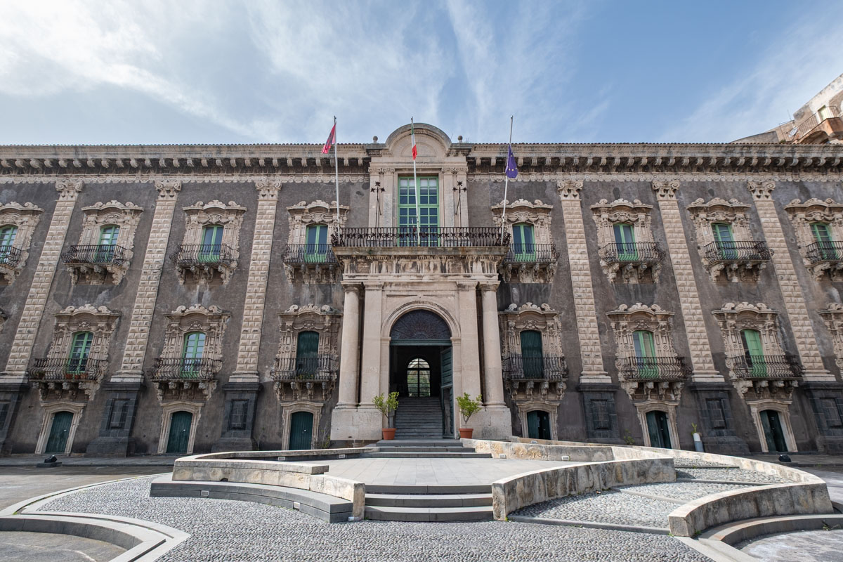 Wejście główne do opactwa benedyktyńskiego w Katanii.