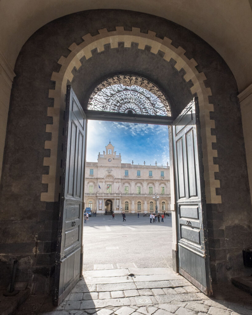 Widok z Palazzo San Giuliano na Plac Uniwersytecki w Katanii.
