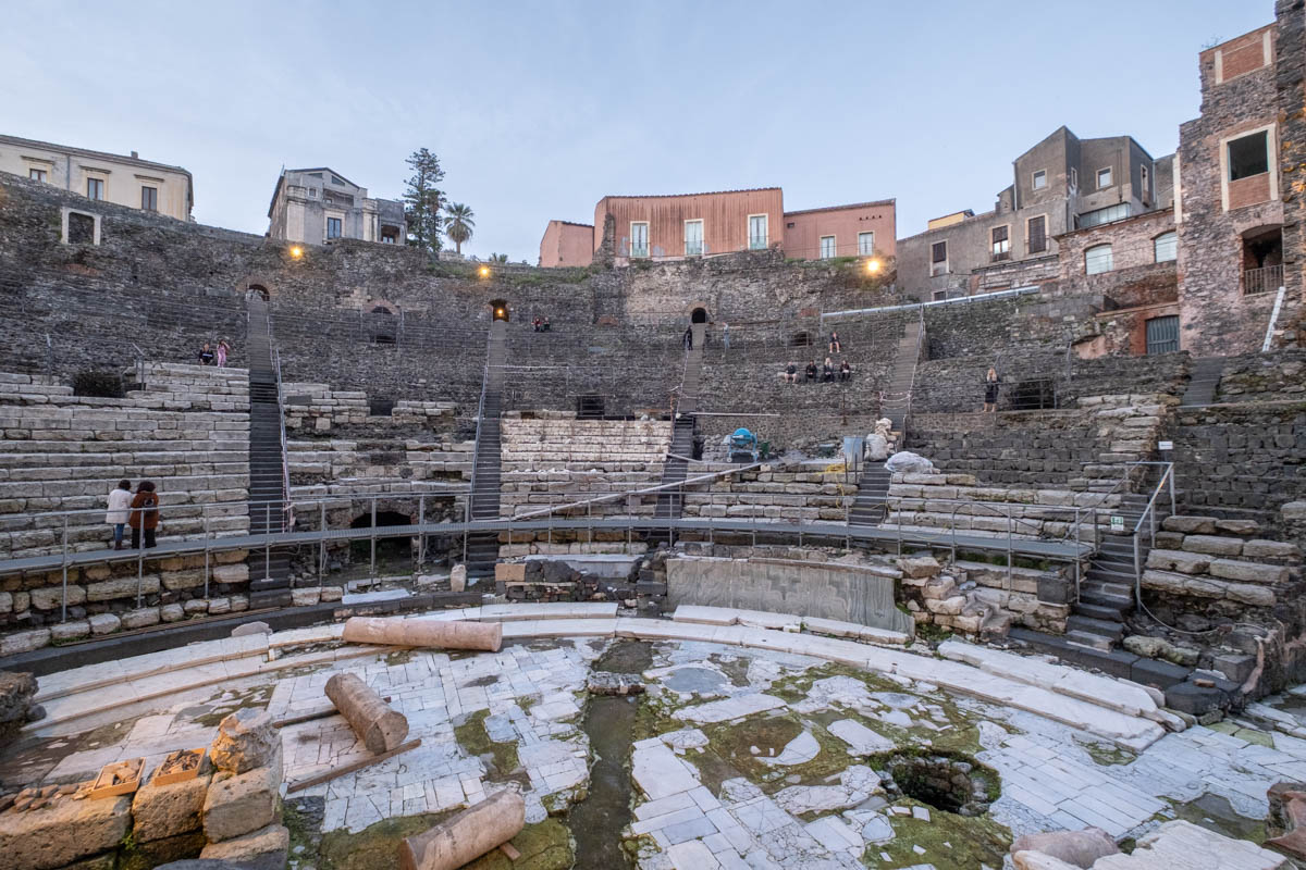 Grecko-rzymski teatr to niezwykle cenny zabytek i atrakcja Katatnii.