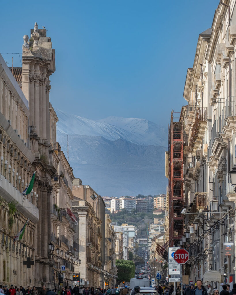 Widok na Etnę z via Etna w Katanii.