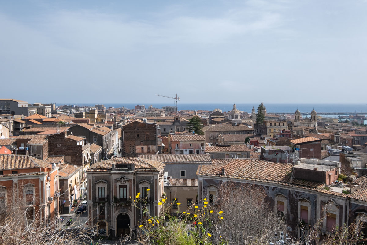 Widok na Etnę z dachu Kościóła św. Mikołaja na Piasku.
