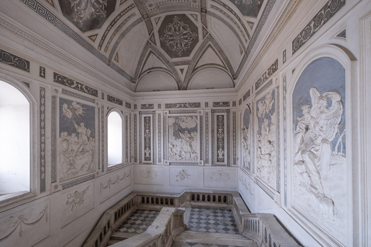 Bogato zdobiona klatka schodowa w opactwie benedyktyńskim w Katanii.