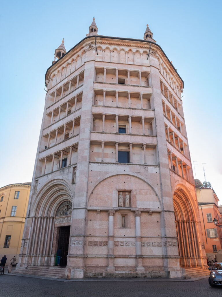 Atrakcje Parmy - Baptysterium na Placu Katedralnym