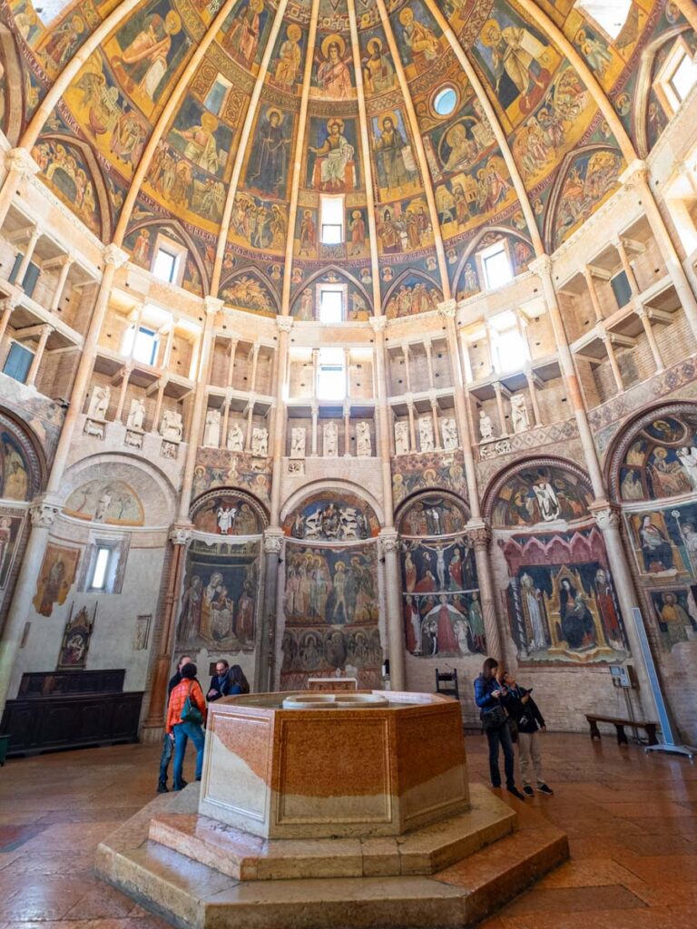 Wnętrze Baptysterium na Placu Katedralnym w Parmie.