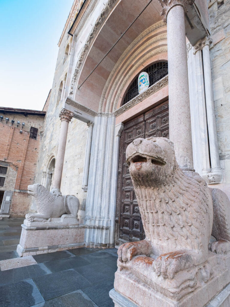 Kamienne lwy przed katedrą w Parmie.