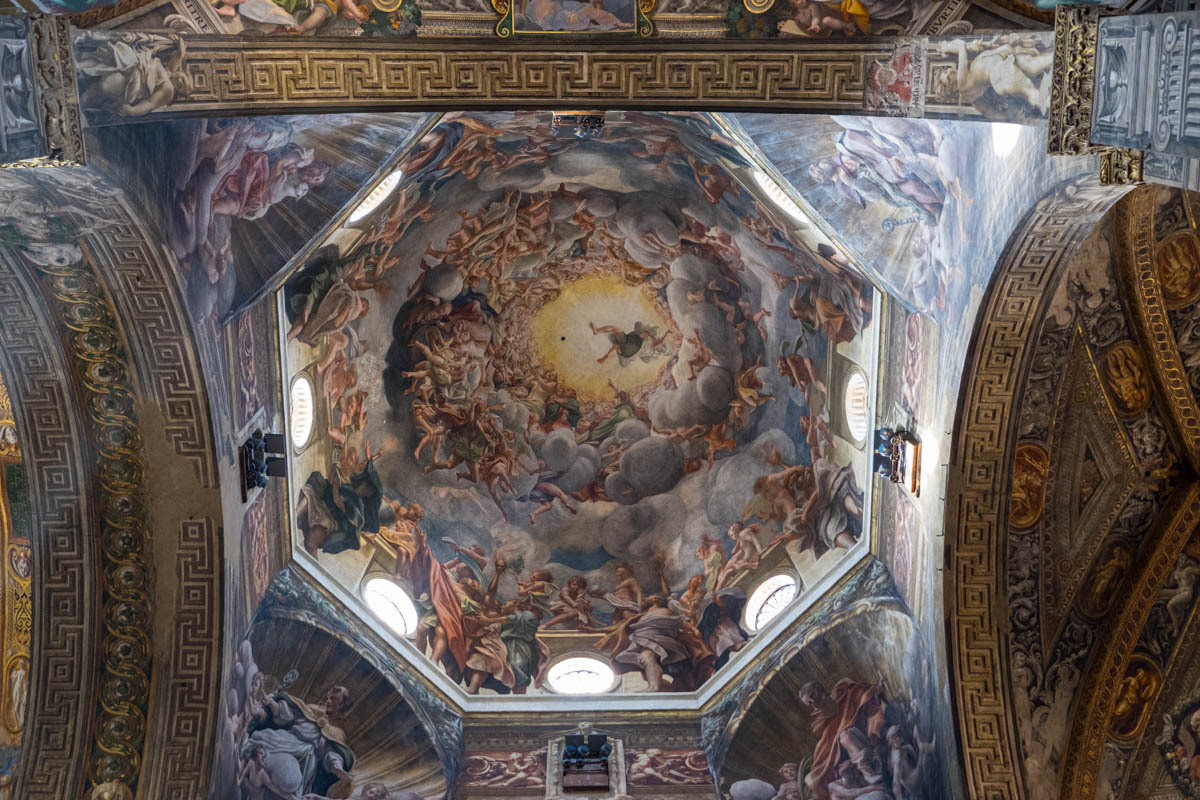 Wniebowzięcie Marii Panny na sklepieniu kopuły katedry autorstwa Gorreggio. Parma atrakcje turystyczne i zabytki.