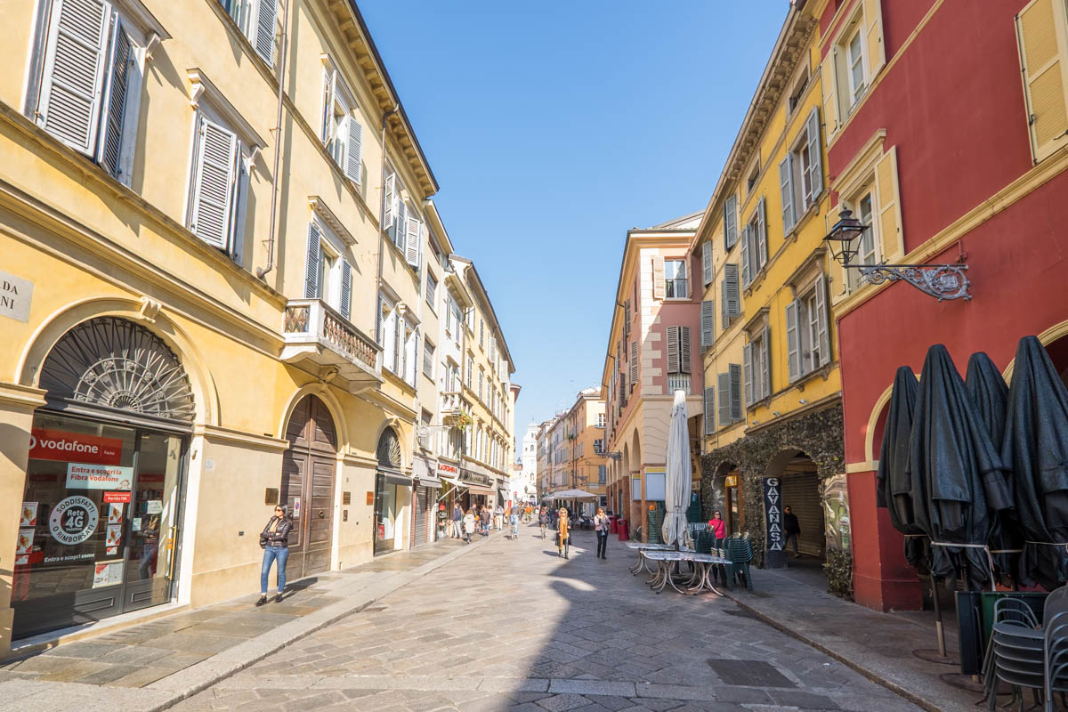 Kolorowa uliczka w Parmie.