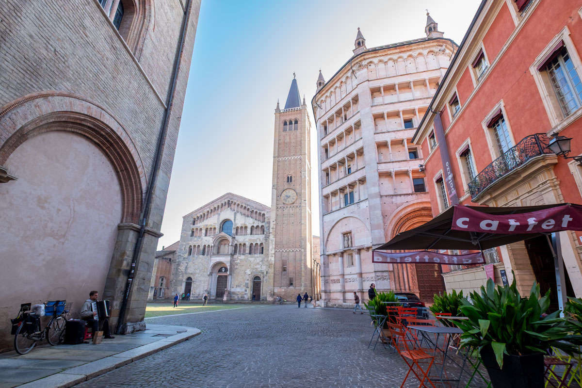 Co warto zobaczyć w Parmie? Plac Katedralny z katedrą i baptysterium.