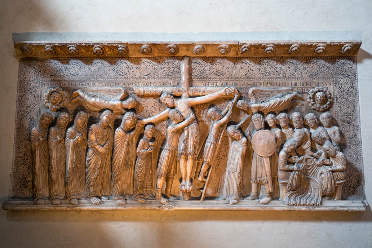 Płaskorzeźba „Złożenie do grobu” w Katedrze w Parmie.