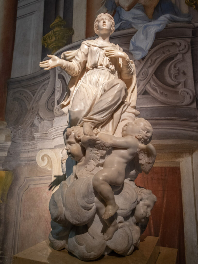 Marmurowa rzeźba w katedrze w PArmie.