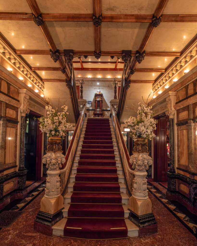 Ciekawe miejsca w Chicago. Klatka schodowa w The Richard H. Driehaus Museum.