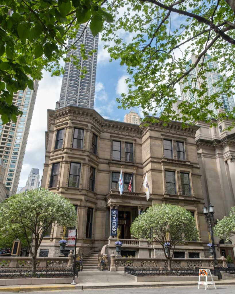 The Richard H. Driehaus Museum z zewnątrz.
