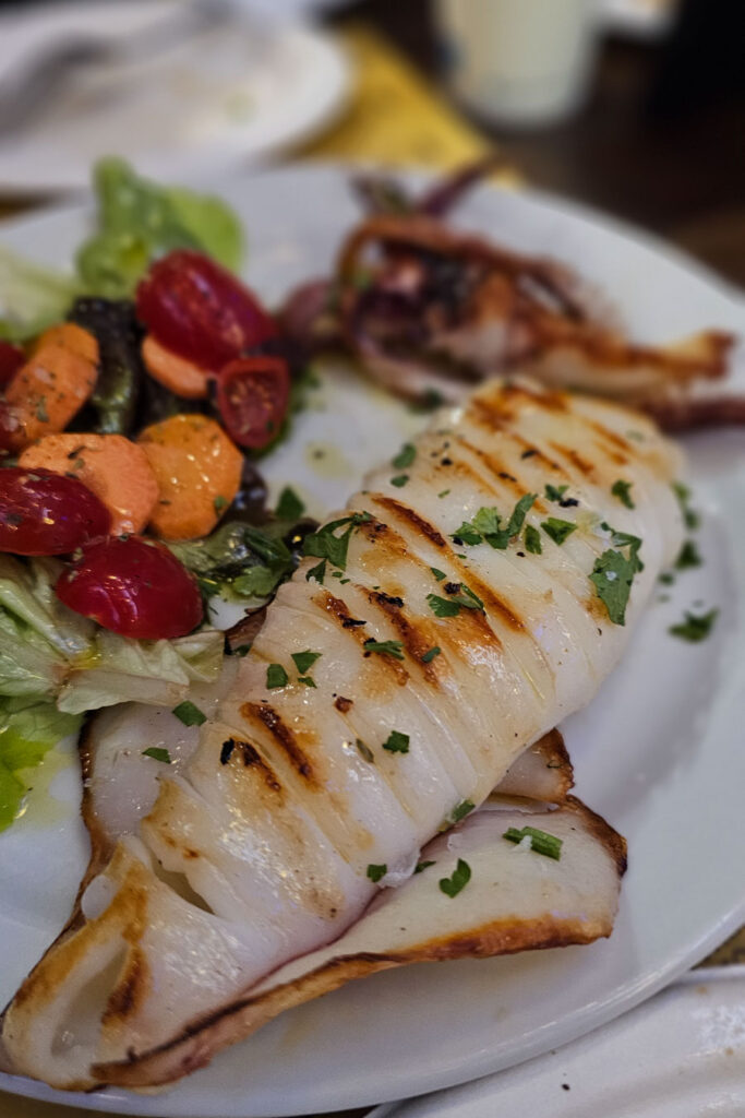 Kuchnia i jedzenie w Katanii na Sycylii.  Grilowana kałamarnica.