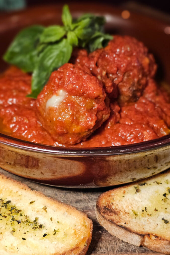 Kuchnia i jedzenie w Katanii na Sycylii. Mięsne pulpety w sosie pomidorowym