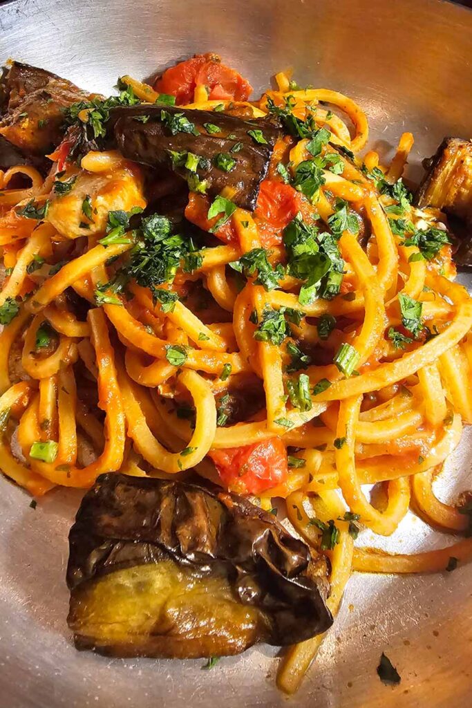 Kuchnia i jedzenie w Katanii na Sycylii.  Makaorn z bakłażanem.