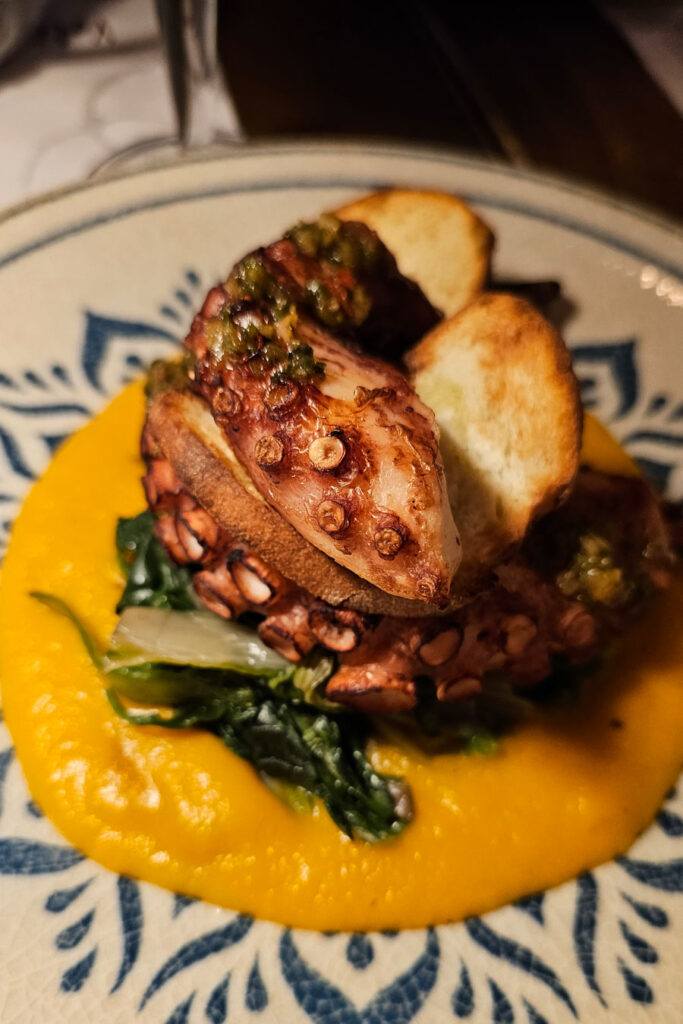 Kuchnia i jedzenie w Katanii na Sycylii. Grilowana ośmiornica.