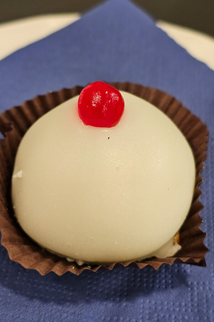 Ciastko piersi św. Agaty - symbol kulinarny Katatnii.