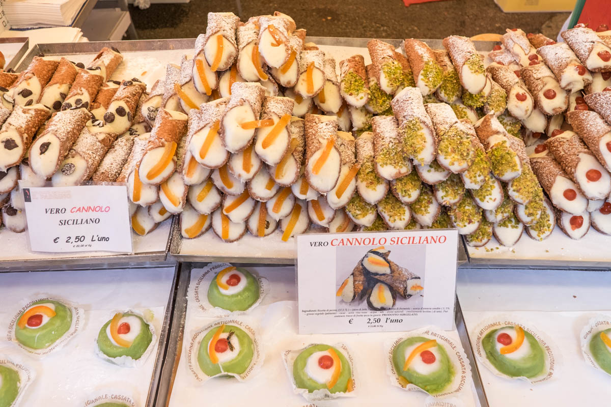 Canollo siciliano na tragu żywności w Modenie.